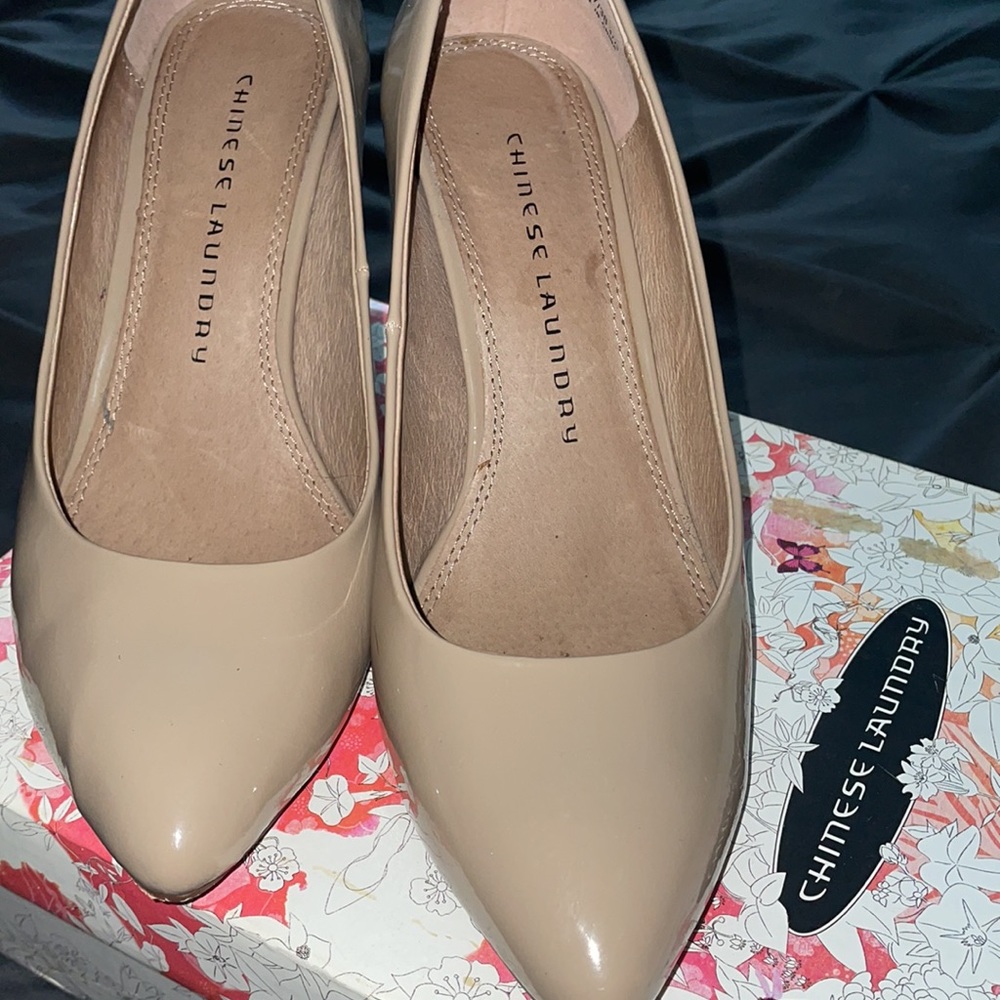 Woman’s Chinese laundry heels nude